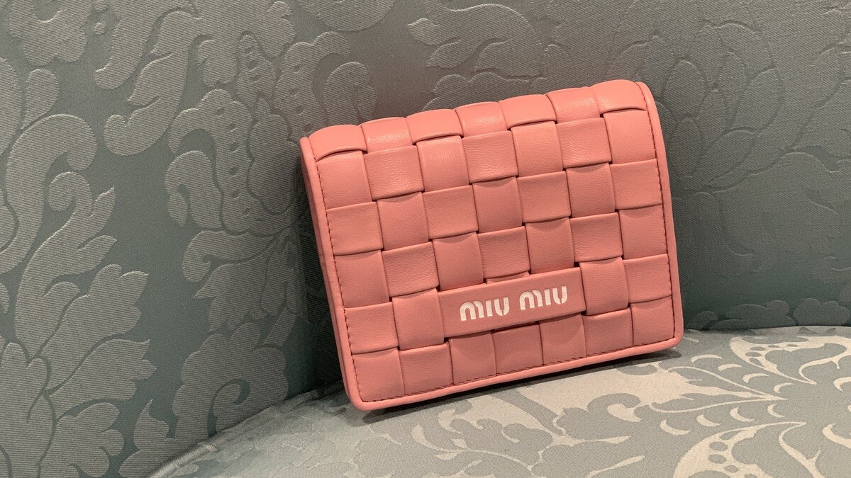 MIU MIU 粉色皮革編織短夾，NT15,000