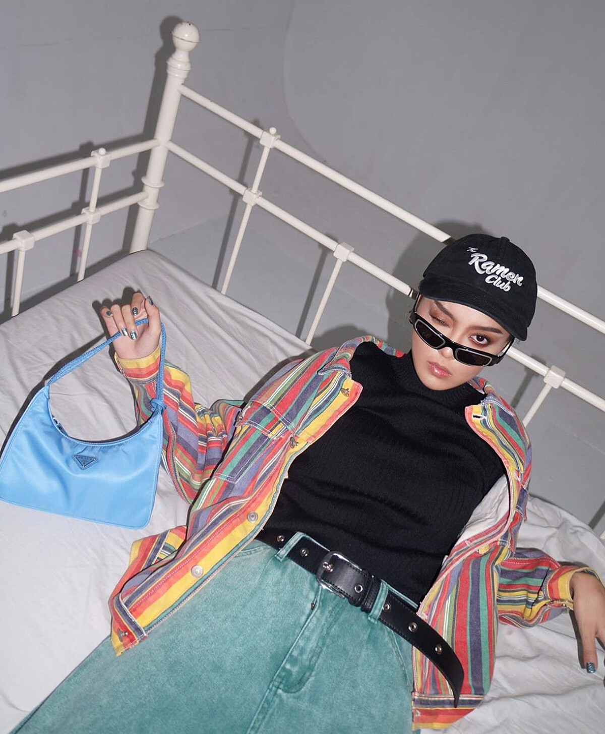 李函輕輕勾在手指間，隨便都超時髦。