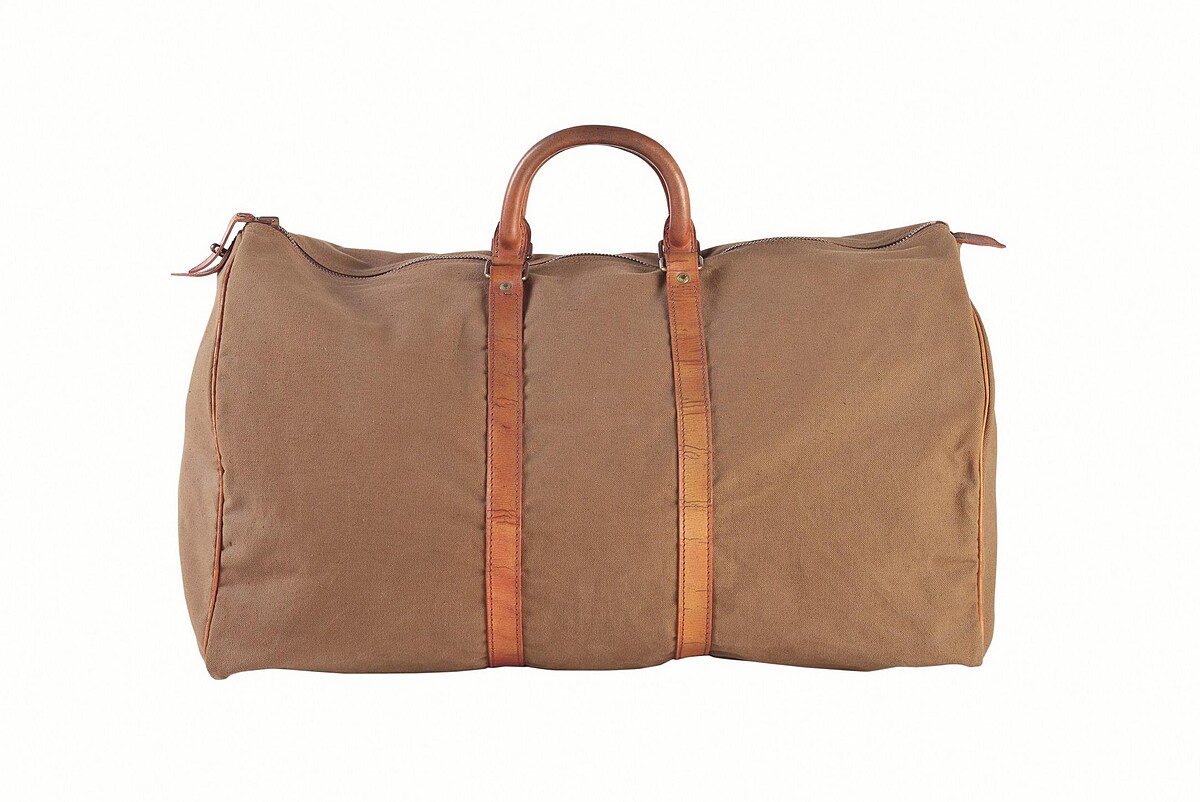 在1959 年推出monogram canvas 帆布之前，一開始只有牛皮搭載棕色帆布的材質