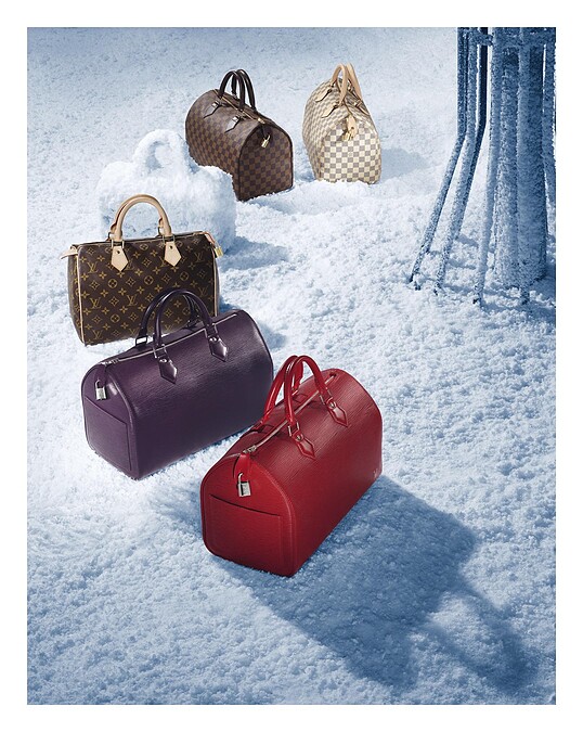 Speedy延續了前身Keepall的特色，皮革卷邊手柄、雙拉鍊與掛鎖都是經典細節；材質上，如今除了「老花」monogram帆布外，還有Epi水波紋材質等