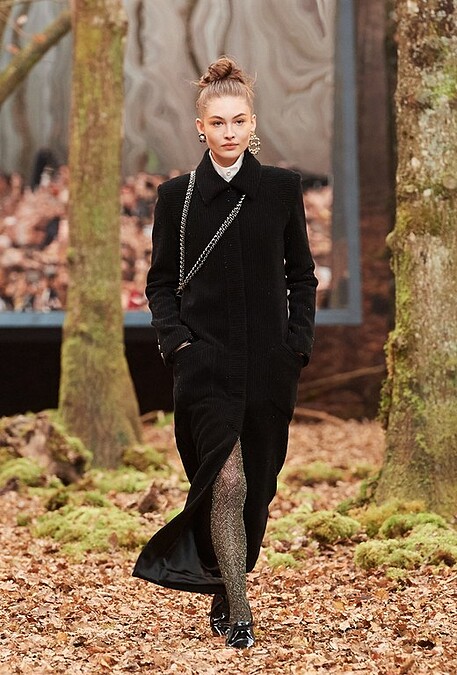 香奈兒推出鍊帶包，也是解放女人的一環。圖為卡爾設計款。