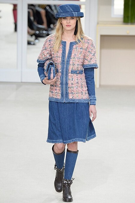 加入丹寧面料，斜紋軟呢在卡爾手中，也能隨興自若走休閒風格。