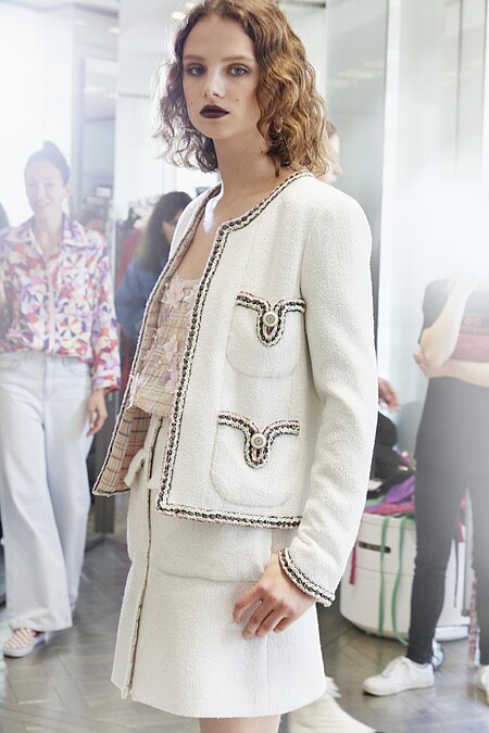 維吉妮&middot;維婭的香奈兒斜紋軟呢外套，在口袋細節上有諸多著墨，放大口袋後，風格變得少女可愛。