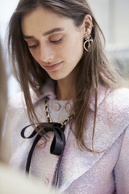 維吉妮&middot;維婭的斜紋軟呢外套，整體而言更加柔美。