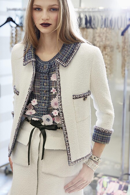 黃銅鍊是維持垂墜度的重要環節。圖為維吉妮&middot;維婭設計款。