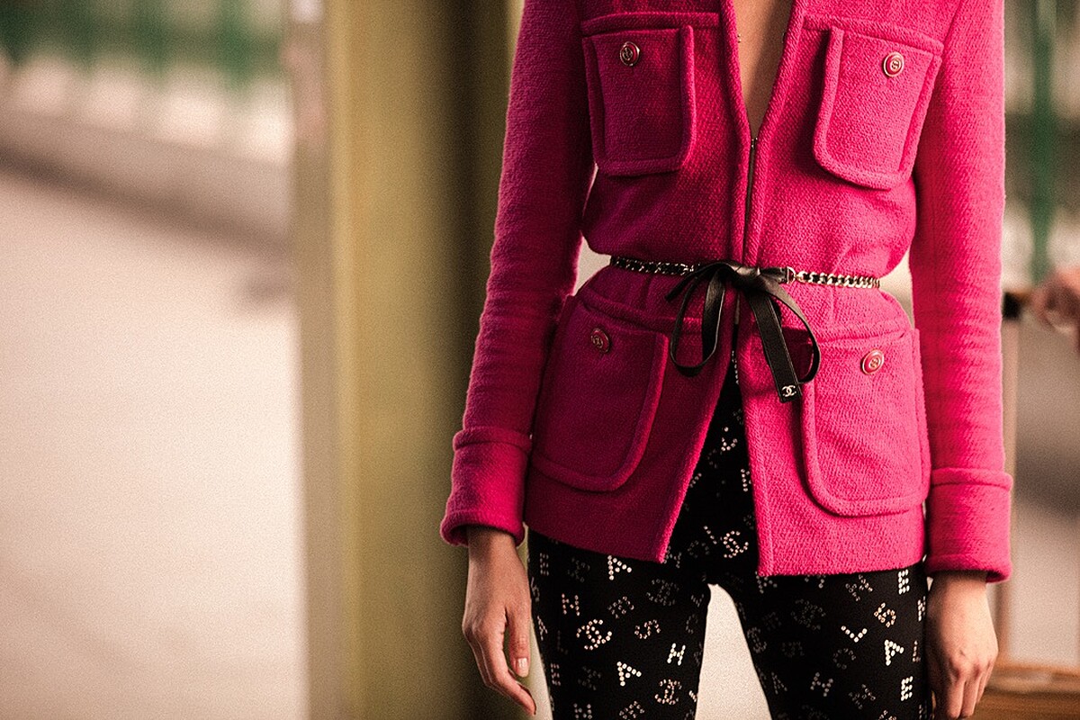 鈕釦向來都是香奈兒設計的重要環節，每每都有驚喜。黃銅鍊是維持垂墜度的重要環節。圖為維吉妮&middot;維婭設計款。