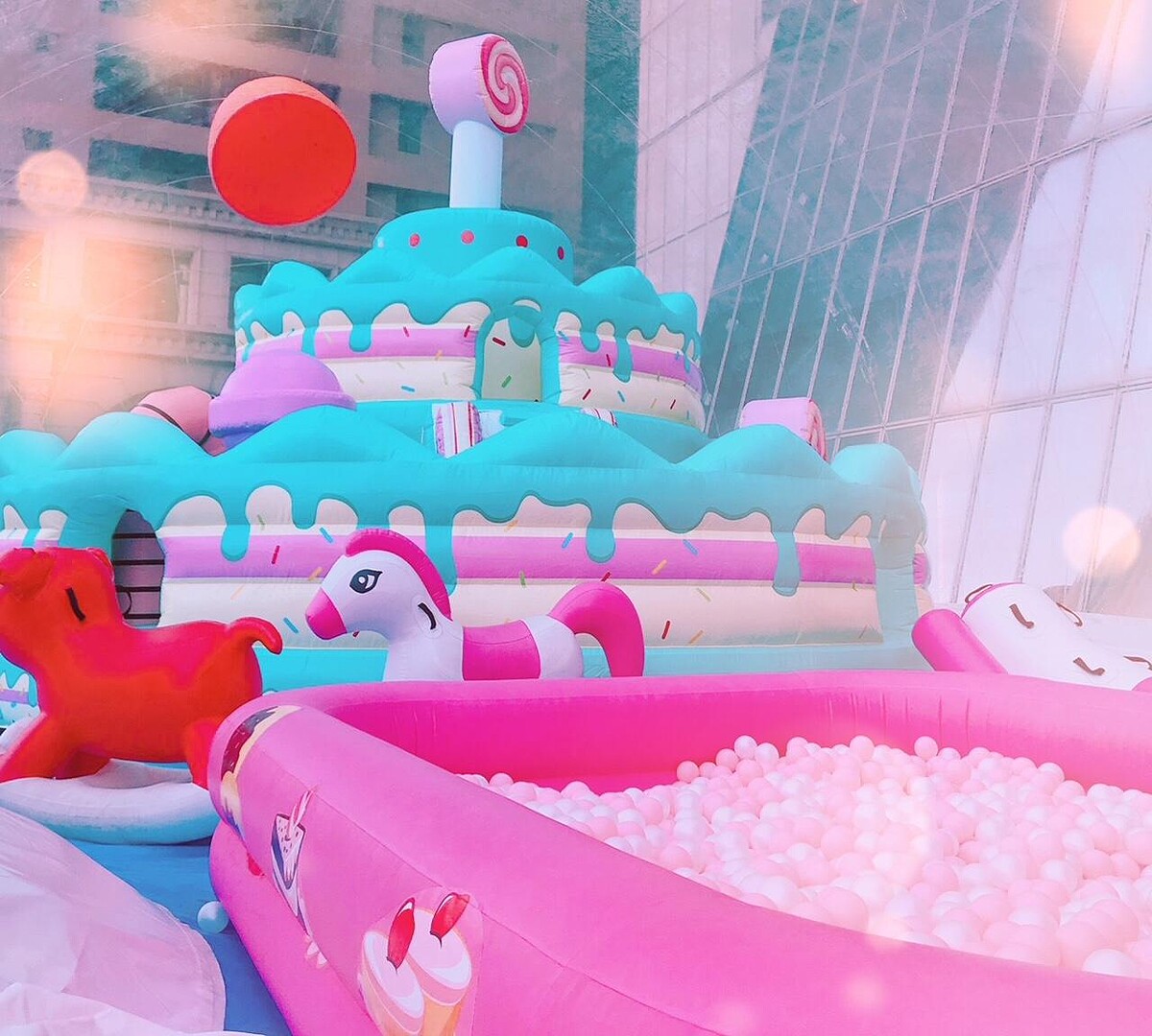 板橋大遠百萌鹿來襲，IG必拍嗨森氣墊樂園登場，打卡族不容錯過。