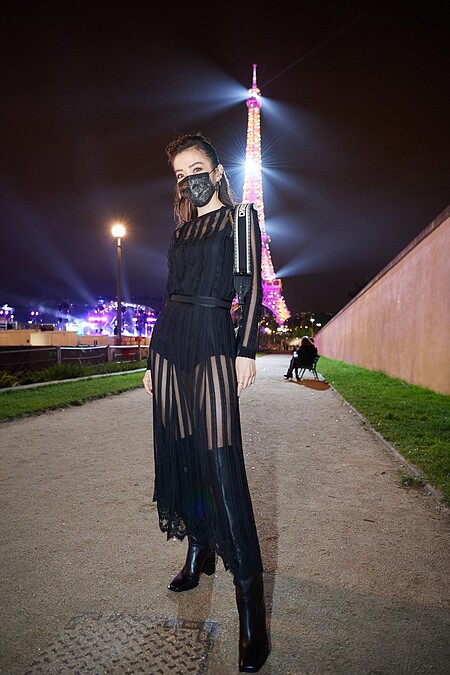 謝金燕戴上蕾絲紋口罩,配禮服也不奇怪。