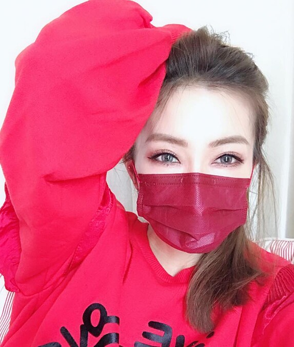 謝金燕用One Tone搭配法,彩色口罩配衣服。