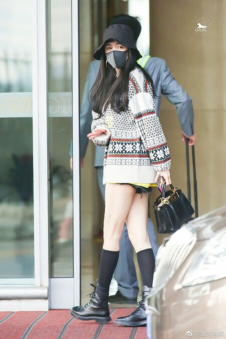 楊冪機場時尚配戴的黑色海綿口罩,對抗武漢肺炎不適合。