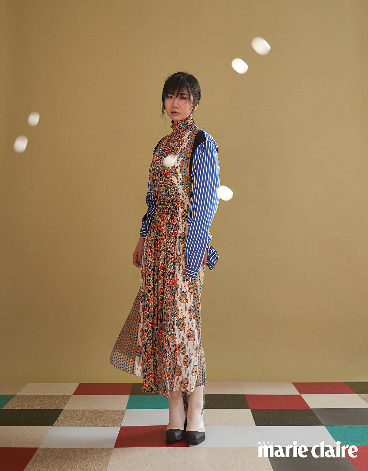 圖騰拼接洋裝,Prada;雙色拼接短靴,Charles & Keith。