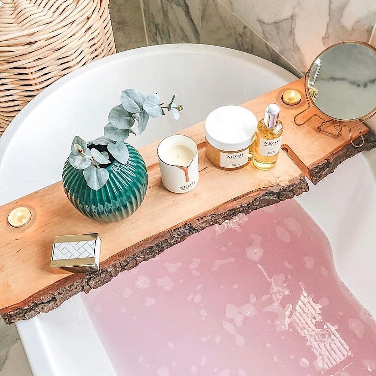 泡澡時加入放鬆、助眠精油能慢慢釋放壓力