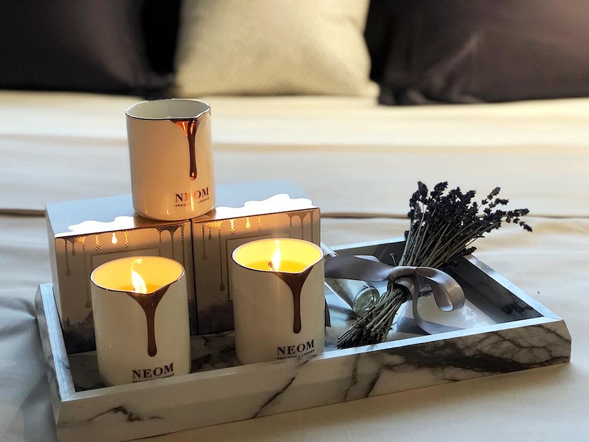 Neom極致美肌香氛蠟燭系列產品以純天然植物精油所製成