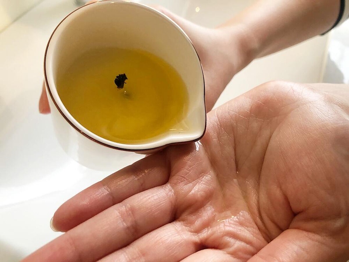 Neom香氛蠟燭可於融化之後用於需要按摩的部位