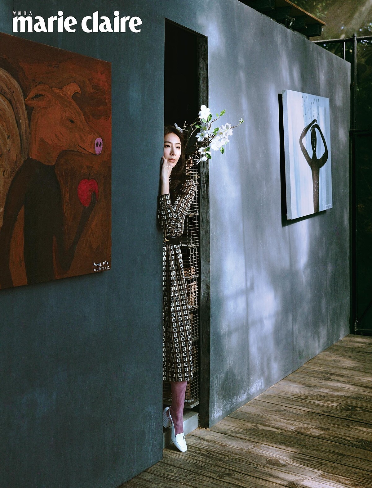 圖紋洋裝、腰帶，Celine；粉紫色長襪、白色低跟鞋，Fendi。