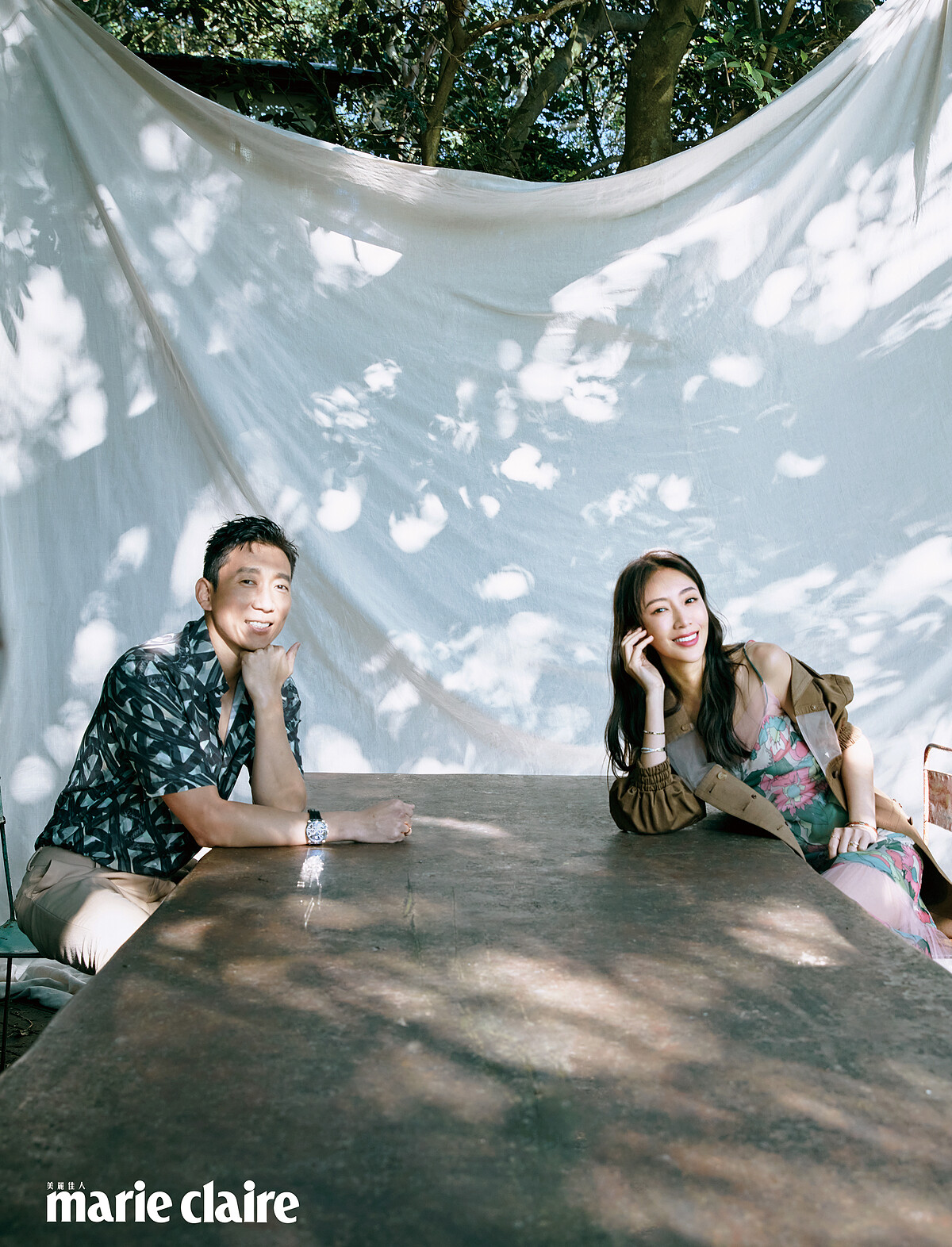 （隋棠） 粉色印花長洋裝、軍綠色棉質與網紗拼接外套，Fendi。 LIENS S&Eacute;DUCTION 18K 玫瑰金鑲嵌明亮式切割鑽石耳環、LIEN S&Eacute;DUCTION 18K 玫瑰金鑲嵌明亮式切割鑽石手鐲與戒指、LIENS SEDUCTION 18K 白金鑲嵌明亮式切割鑽石手鐲與戒指，Chaumet。 （Tony） 印花襯衫、駝色長褲，Fendi。 DANDY 加大型精鋼腕錶，Chaumet。