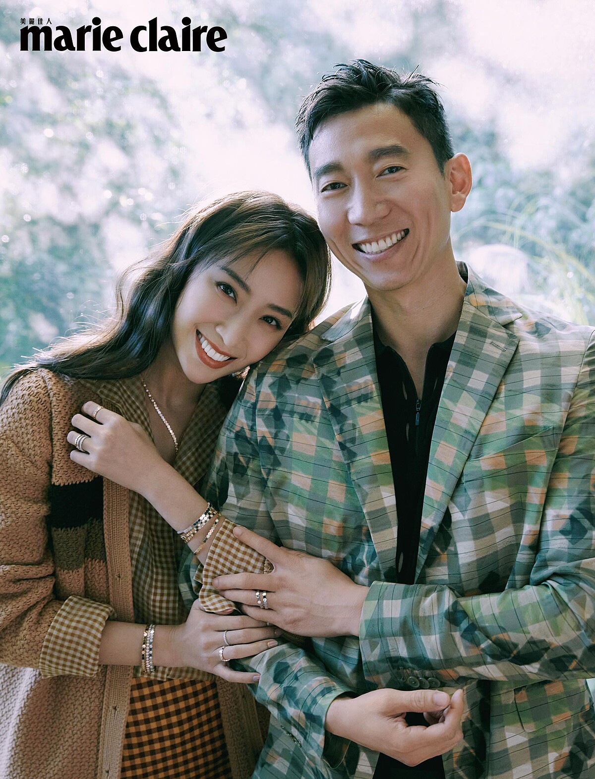 （隋棠） 格紋襯衫、格紋長版鉛筆裙、開襟針織外套、白色低跟鞋，Fendi。 BEE MY LOVE 18K 玫瑰金鑲嵌明亮式切割鑽石Y型項鍊、BEE MY LOVE 18K 玫瑰金鑲嵌明亮式切割鑽石戒指與手鐲、BEE MY LOVE 18K 金鑲嵌明亮式切割鑽石戒指與手鐲、BEE MY LOVE 18K 玫瑰金戒指與手鐲，Chaumet。（Tony） 黑色polo衫、印花格紋西裝外套鞋，Fendi。 BEE MY LOVE 男款18K 白金鑲嵌明亮式切割鑽石戒指。