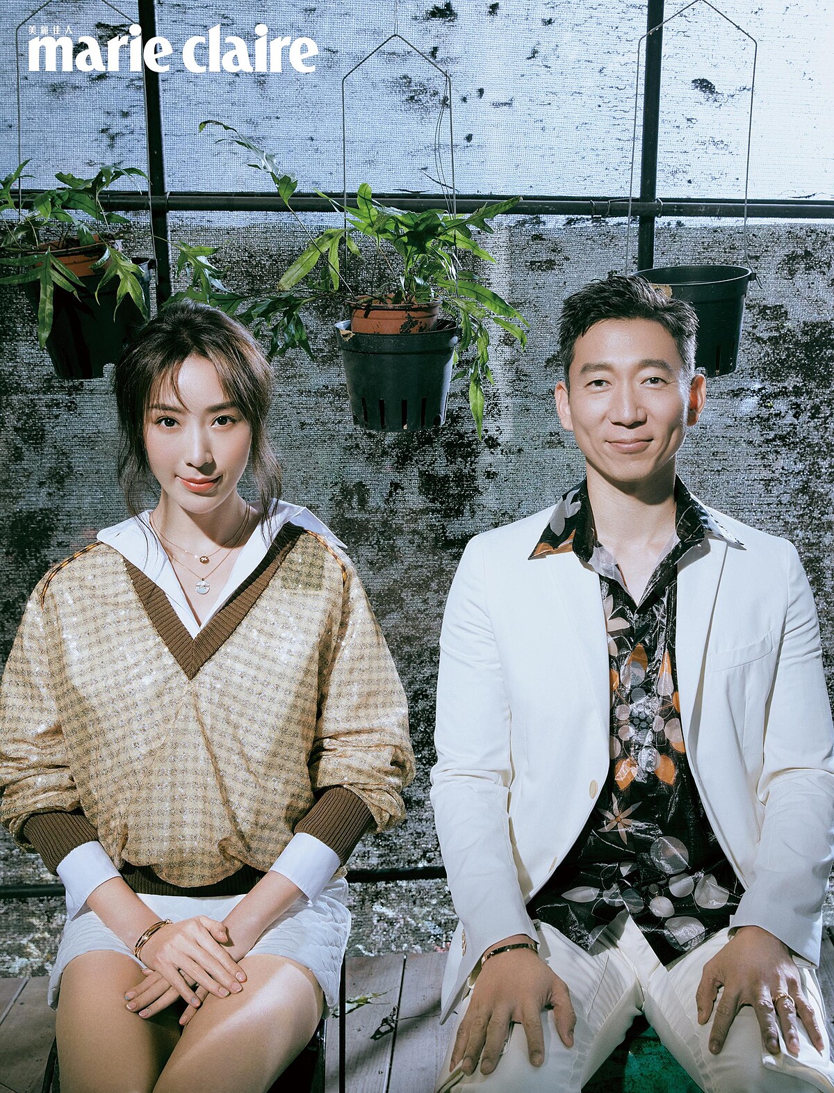 （隋棠） 白色襯衫、亮片V領上衣、迷你裙，Fendi。 JEUX DE LIENS HARMONY 18K 玫瑰金鑲嵌明亮式切割鑽石吊墜 (12mm)、JEUX DE LIENS HARMONY 18K玫瑰金珍珠母貝鑲嵌明亮式切割鑽石吊墜 (18mm)、LIENS S&Eacute;DUCTION 18K 玫瑰金鑲嵌明亮式切割鑽石手鐲、LIENS &Eacute;VIDENCE 18K 玫瑰金手鑲嵌明亮式切割鑽石手鐲，Chaumet。 （Tony） 印花襯衫、白色西裝外套、白色休閒褲，Fendi。 LIENS &Eacute;VIDENCE LIENS &Eacute;VIDENCE 18K 玫瑰金手鐲與戒指，Chaumet。