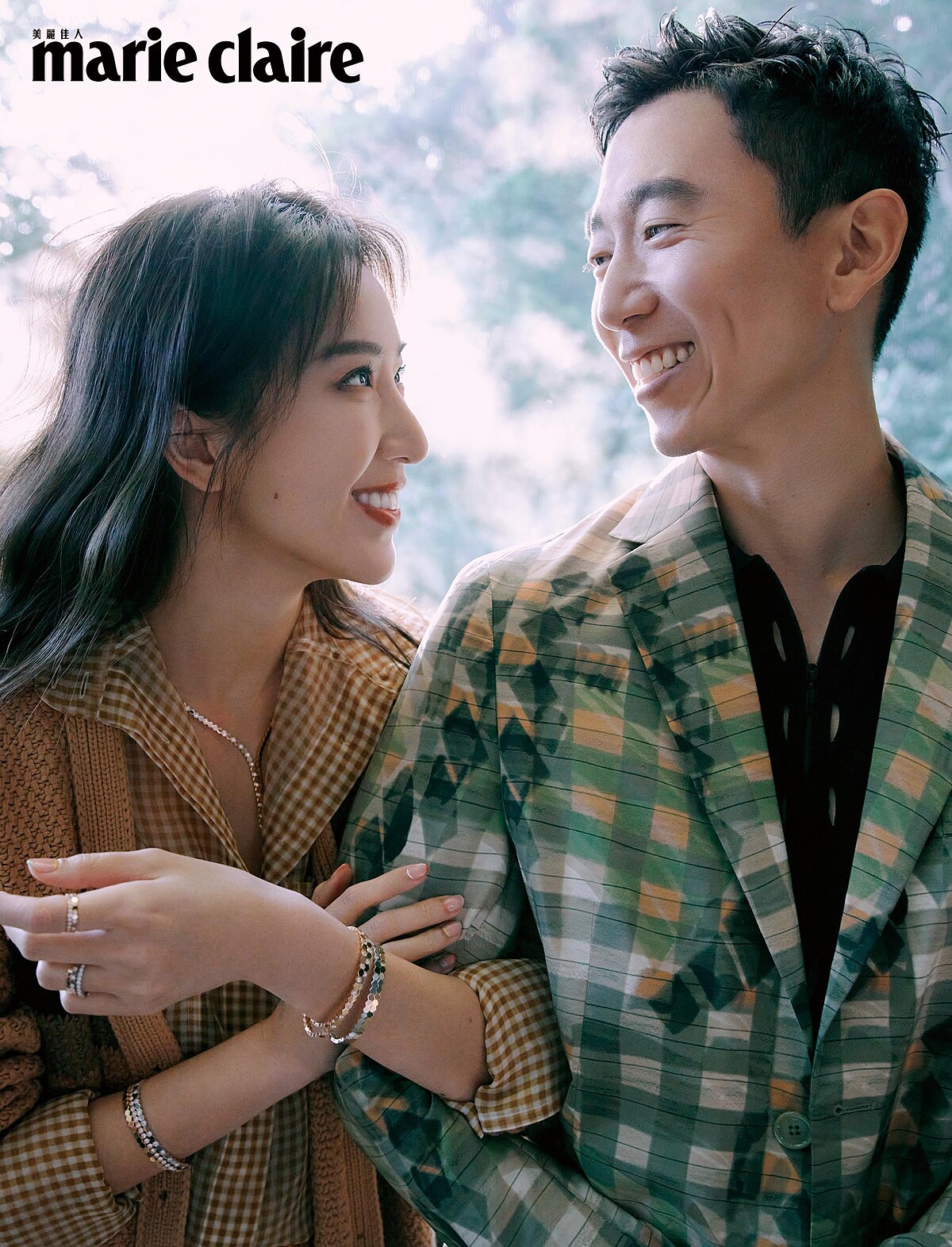 （隋棠） 格紋襯衫、格紋長版鉛筆裙、開襟針織外套、白色低跟鞋，Fendi。 BEE MY LOVE 18K 玫瑰金鑲嵌明亮式切割鑽石Y型項鍊、BEE MY LOVE 18K 玫瑰金鑲嵌明亮式切割鑽石戒指與手鐲、BEE MY LOVE 18K 金鑲嵌明亮式切割鑽石戒指與手鐲、BEE MY LOVE 18K 玫瑰金戒指與手鐲，Chaumet。（Tony） 黑色polo衫、印花格紋西裝外套鞋，Fendi。 BEE MY LOVE 男款18K 白金鑲嵌明亮式切割鑽石戒指。