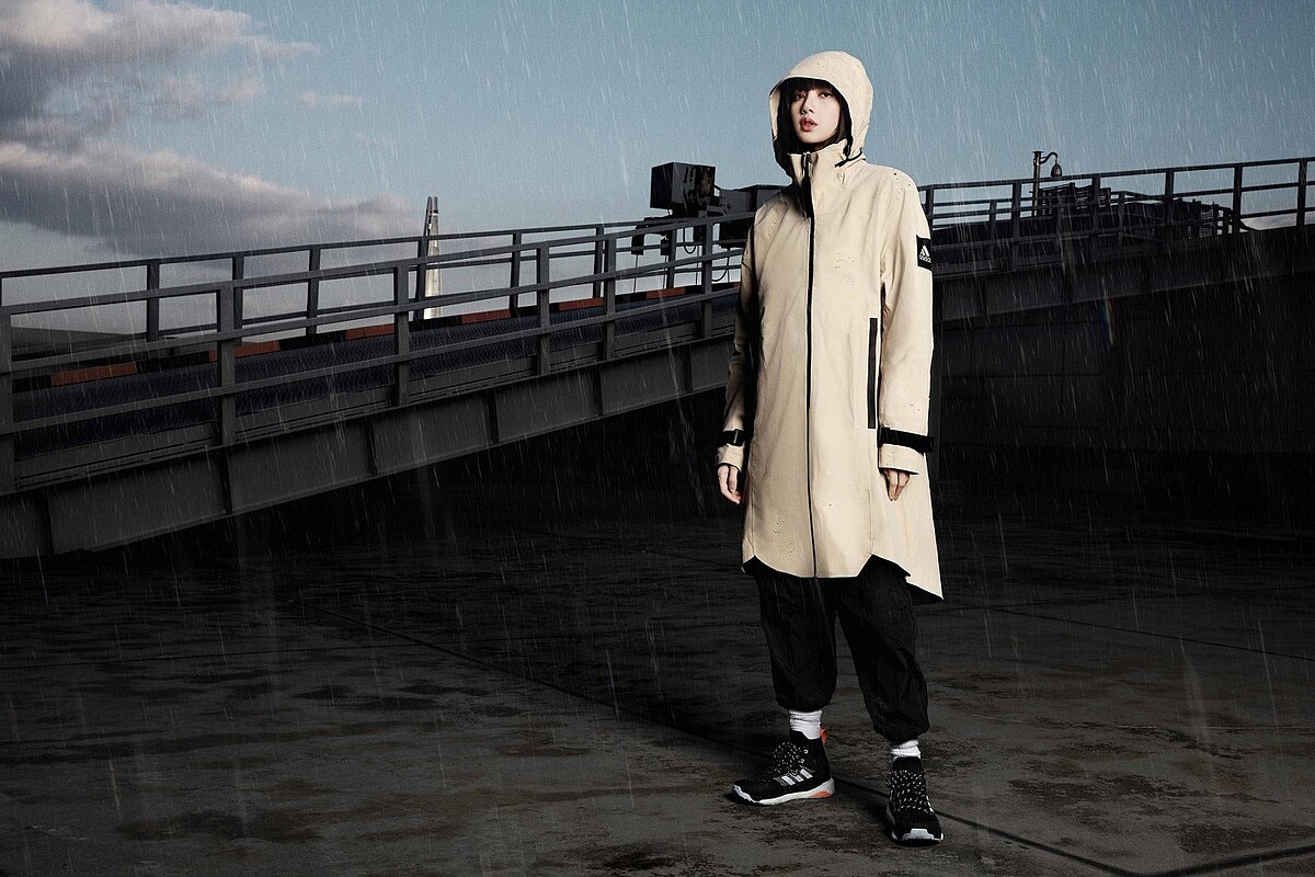 adidas愛迪達MYSHELTER防水風衣外套（NT$9,200）。