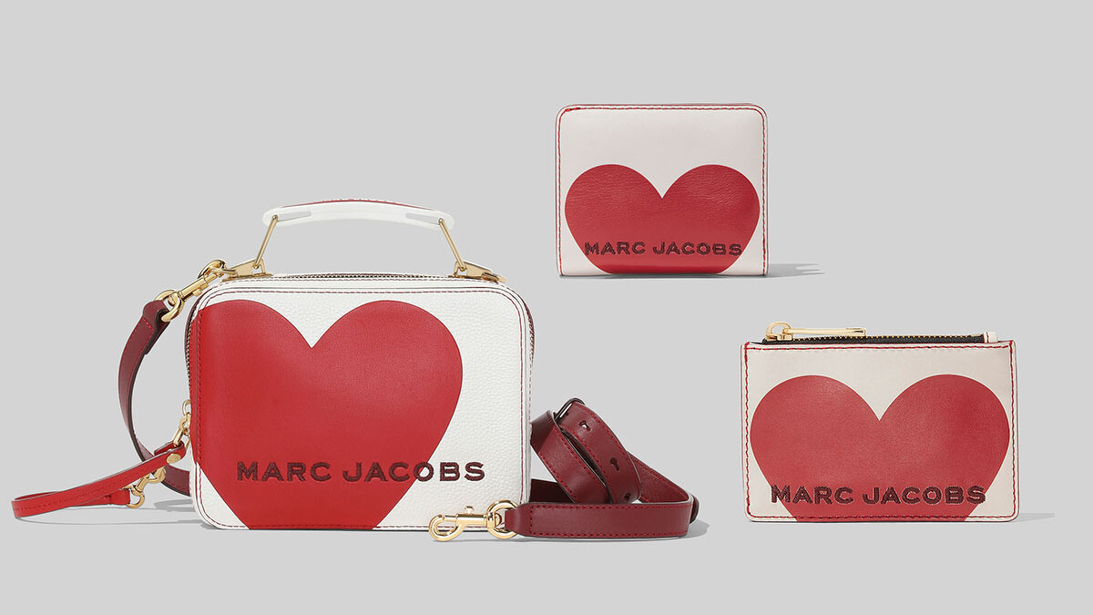 Marc Jacobs 嵌入你心(Heart Intarsia)系列:The Box (23cm) NT18,900 、(20cm)NT15,900 ;零錢包,NT5,290;;短夾,NT6,990。