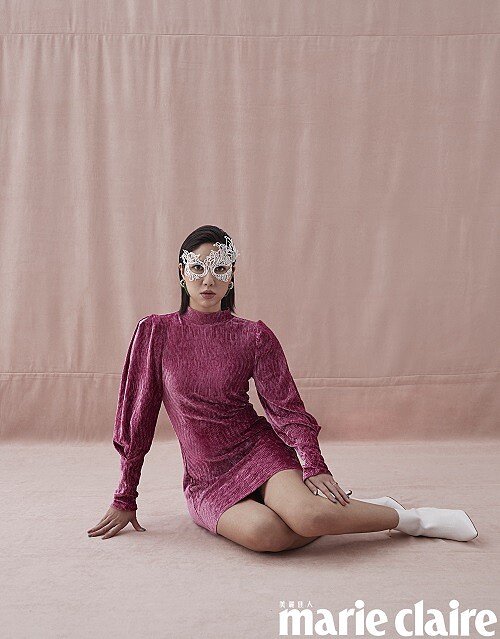 綠色復古耳環、桃紅色連身洋裝、白色皮革靴，all by H&M。