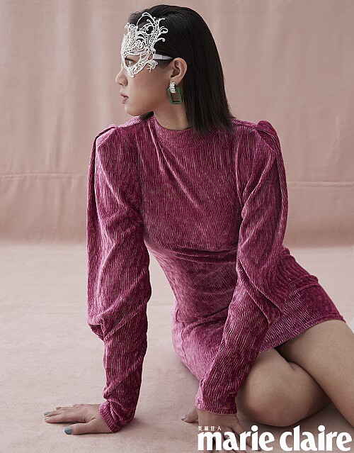 綠色復古耳環、桃紅色連身洋裝、白色皮革靴，all by H&M。