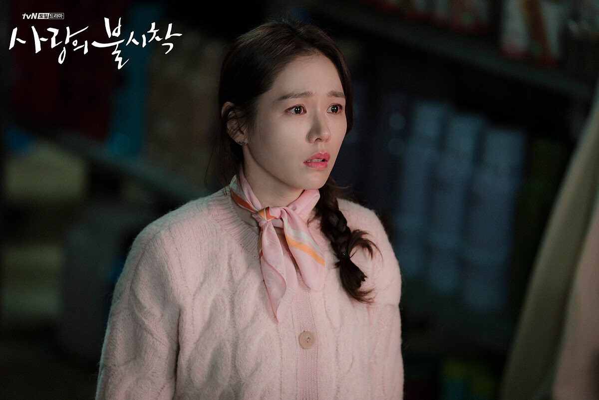 SJYP粉色針織開襟衫。