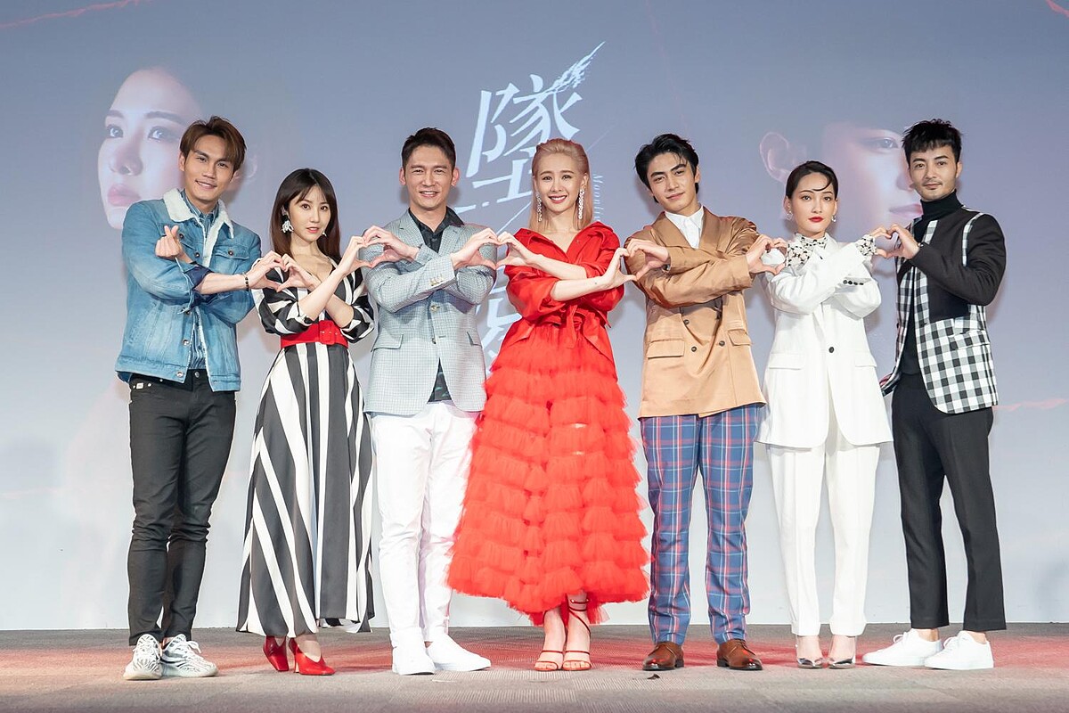 周定緯(左起)、程茉、溫昇豪、安心亞、宋柏緯、林映唯、古斌