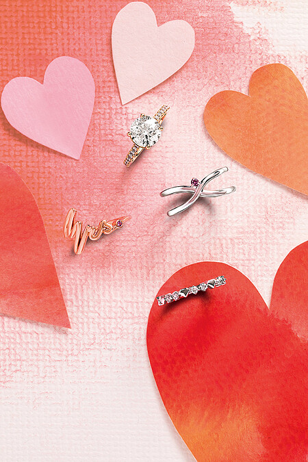 SLOANE SILHOUETTE系列戒指(黃K金、鑽石、主鑽2克拉)、LOVE WRAP戒指(白K金、粉紅剛玉)、MRS.戒指(玫瑰金、粉紅剛玉)、BEHATI BOLD SHAPES戒指(白K金、鑽石、粉紅剛玉)。