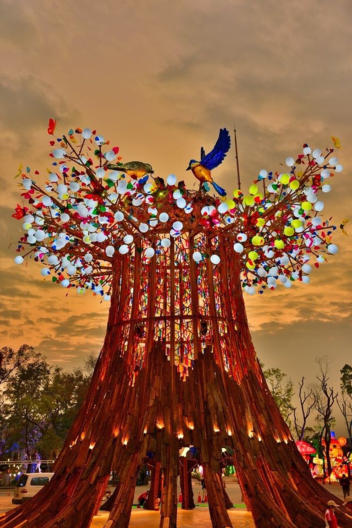 主燈《森生守護-光之樹》