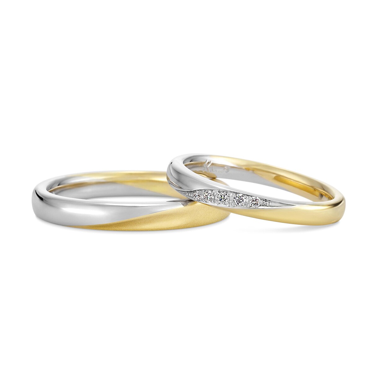 Share結婚對戒 以分享喜悅並共度人生的模樣為意象,可藉由混搭不同金屬表現出相依偎的兩人姿態。 ※此款設計可變更金屬或寶石進行創意改造。