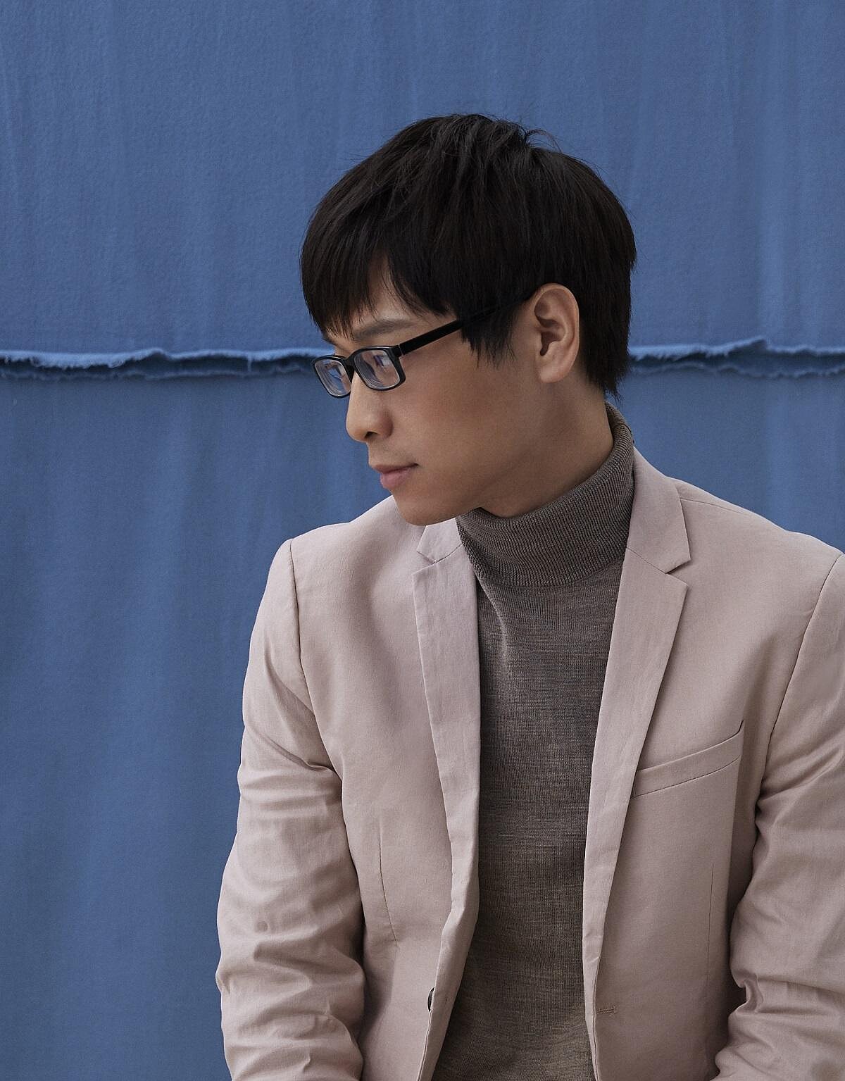 駝色高領衫、淡粉色西裝、白色球鞋,all by H&M。