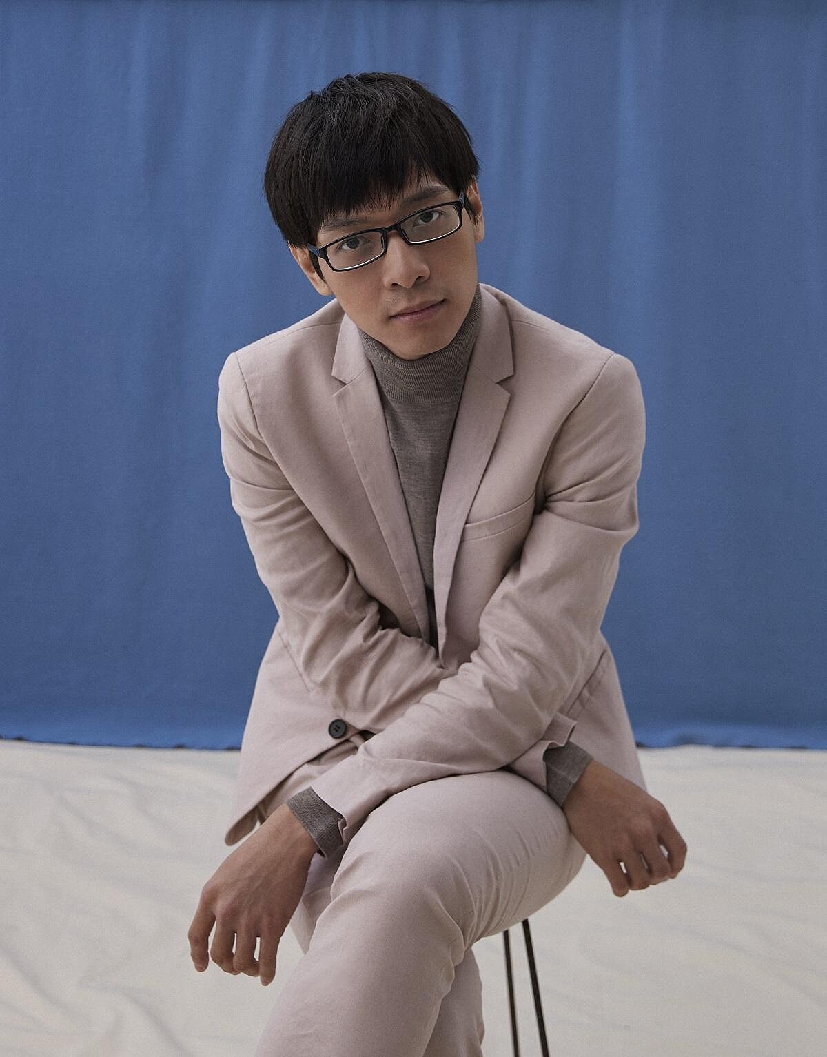 駝色高領衫、淡粉色西裝、白色球鞋,all by H&M。