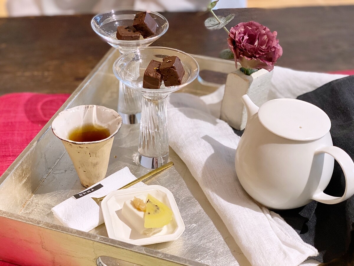 二吉軒豆腐、貝克街黑生巧克力、有機奇異果、東京老店的味增、黑岩鹽、櫻花金箔