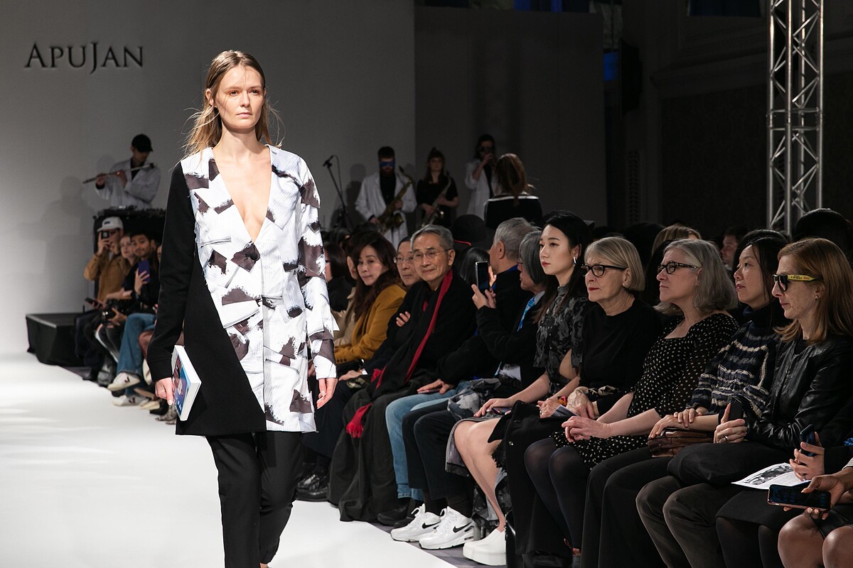 書本與書頁都成為秀展的配件與服裝。