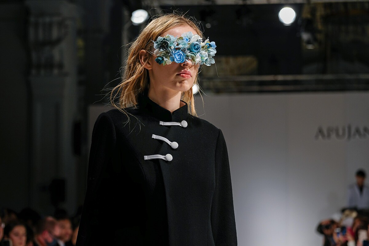 花藝組成的眼鏡配件與東方傳統服飾風格解構的領口。