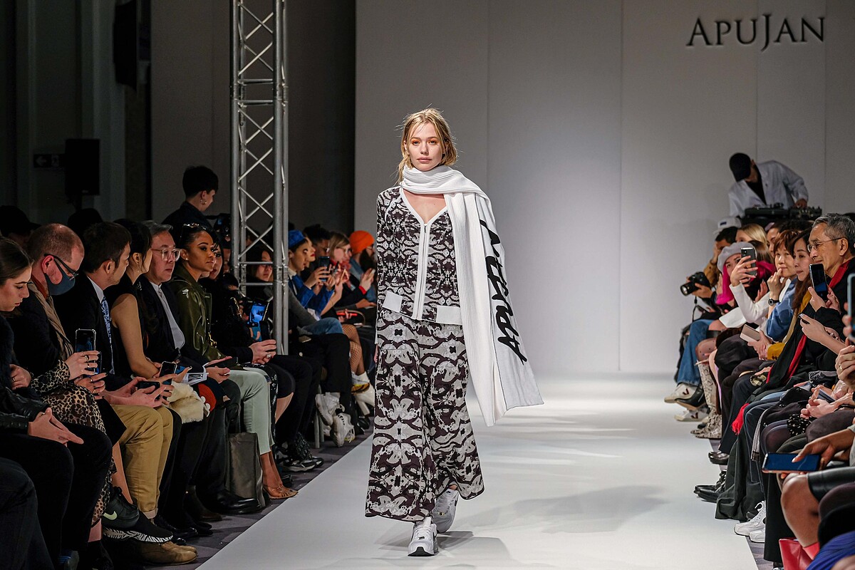 秋冬系列持續推出圍巾與針織技法的運動休閒款式。