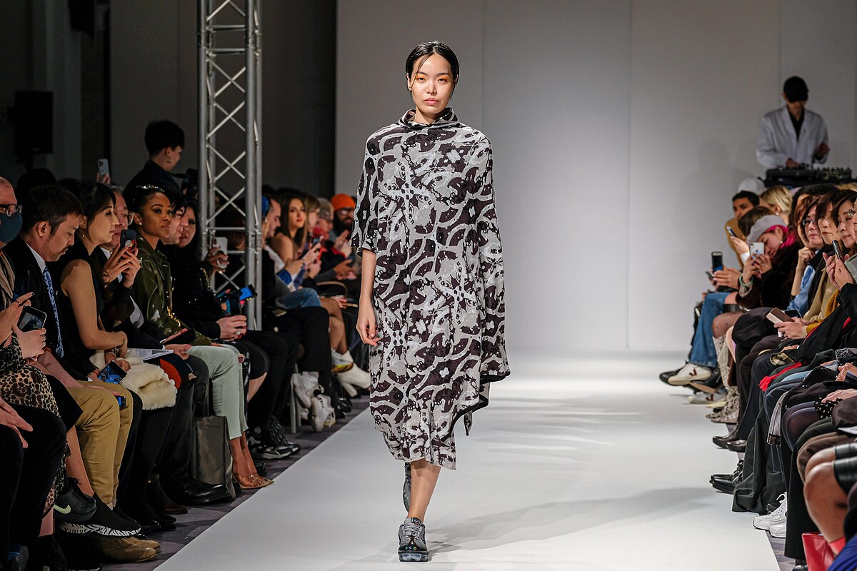 針織斗篷與製造所的齒輪與機器緹花。