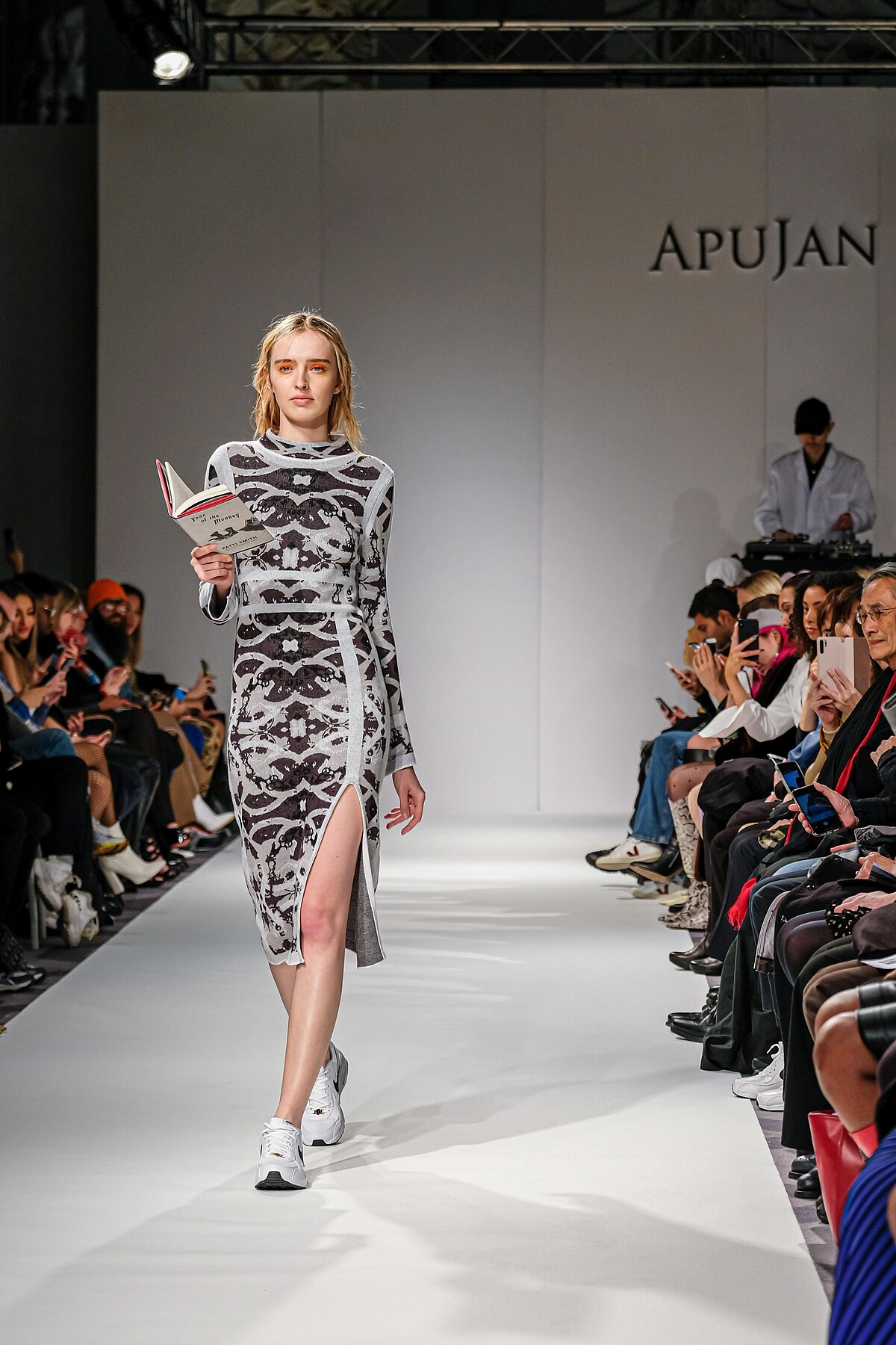 純絲線編織而成的針織洋裝，上面是呼應製造所的齒輪與機械。女模出場時，手上拿著本季推薦書單的書登場，是秀場小彩蛋。