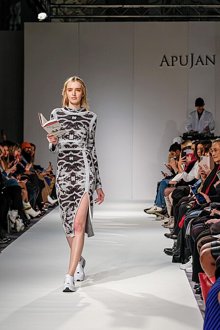 純絲線編織而成的針織洋裝，上面是呼應製造所的齒輪與機械。女模出場時，手上拿著本季推薦書單的書登場，是秀場小彩蛋。