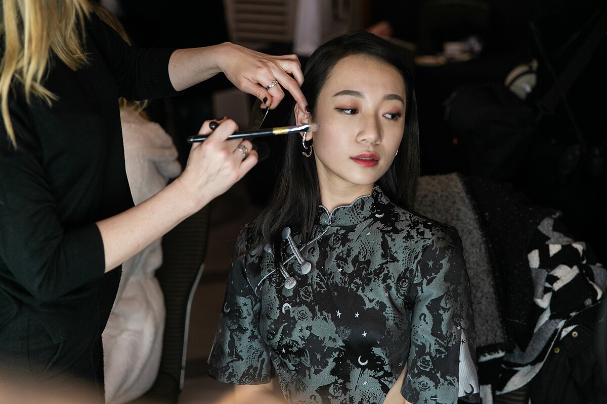 吳卓源秀前梳化準備中。