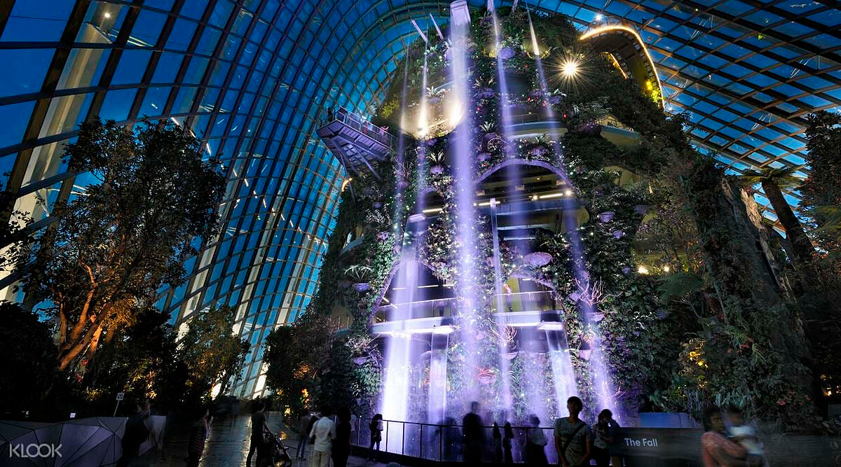 濱海灣花園有世界最高的室內瀑布，高達35米直流而下