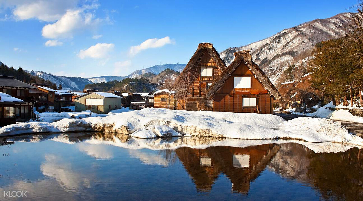 白川鄉合掌村與白雪皚皚倒映水面