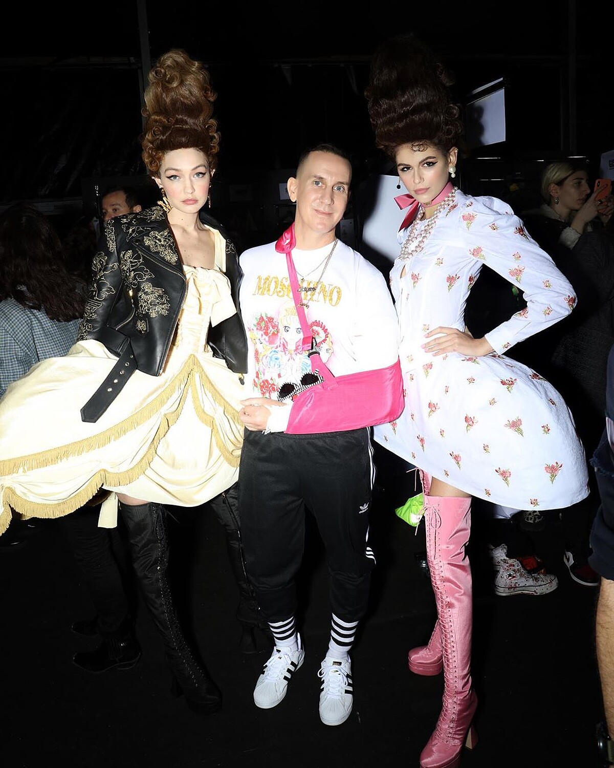 （中）Jeremy Scott秀前摔斷手，也將手臂上的固定帶換成粉紅色，來呼應主題。