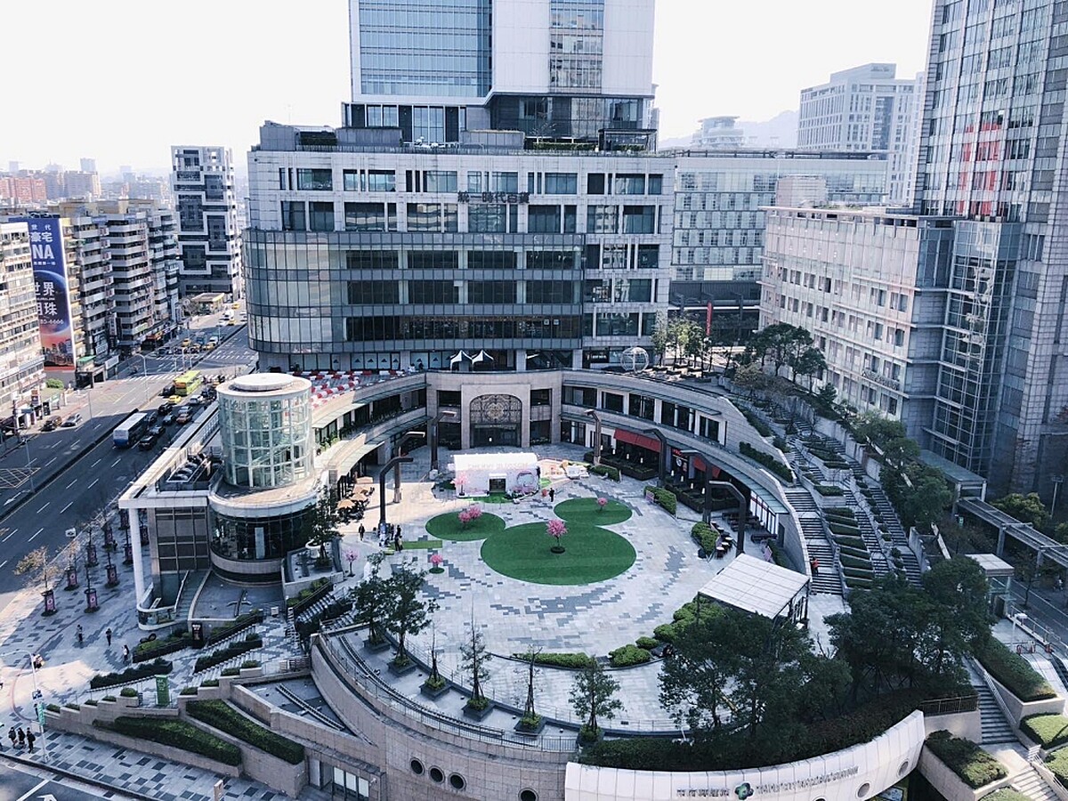 統一時代百貨2樓夢廣場有超大的「米奇草皮」！