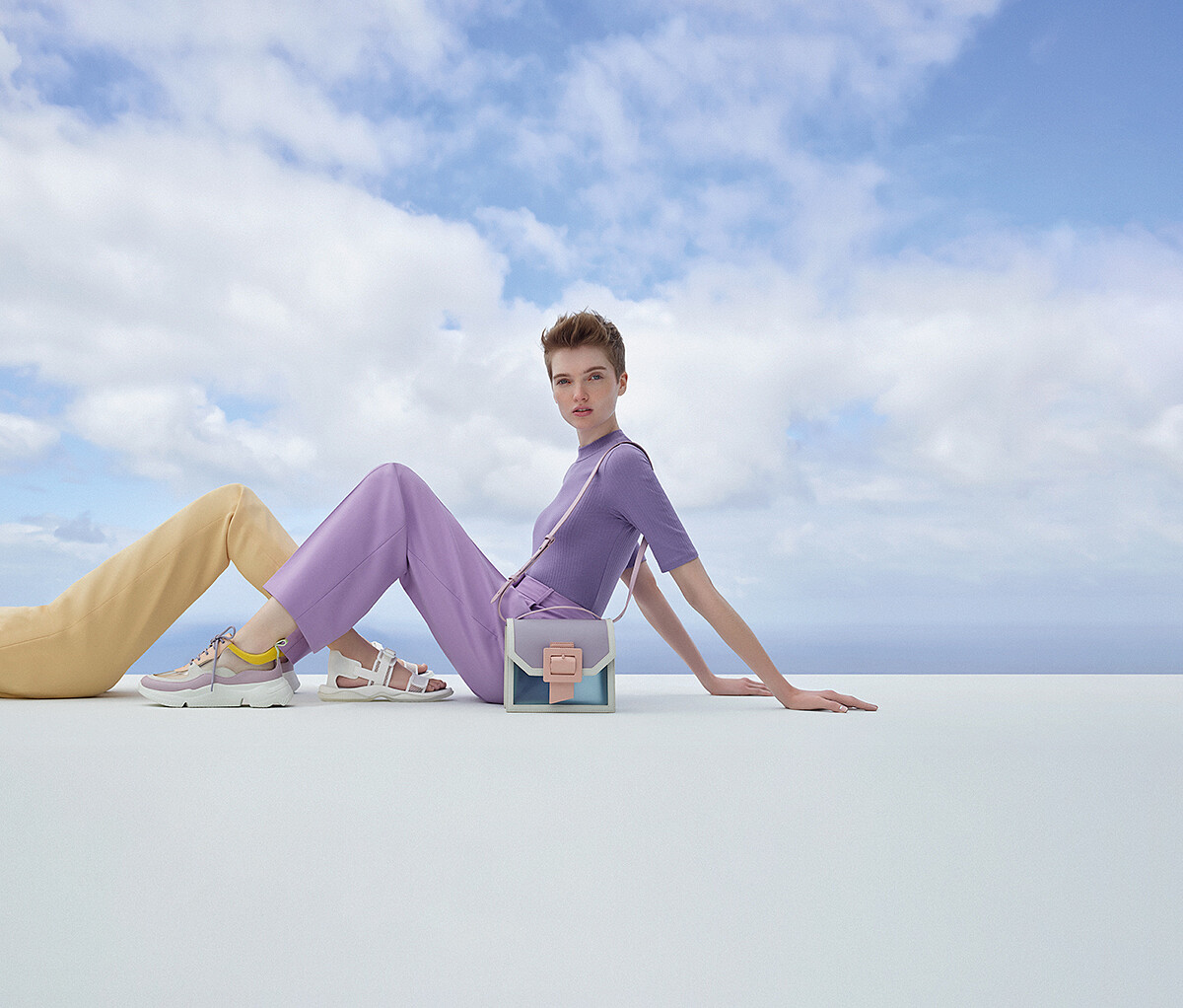 （左起）果凍拼接厚底球鞋（NT$1,990）、運動風休閒涼鞋（NT$1,890）、果凍翻蓋斜背包（NT$1,890）。