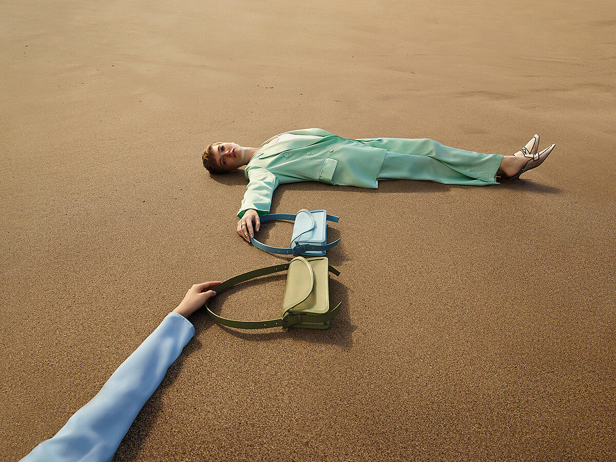 透明網紗斜背包（NT$1,490）