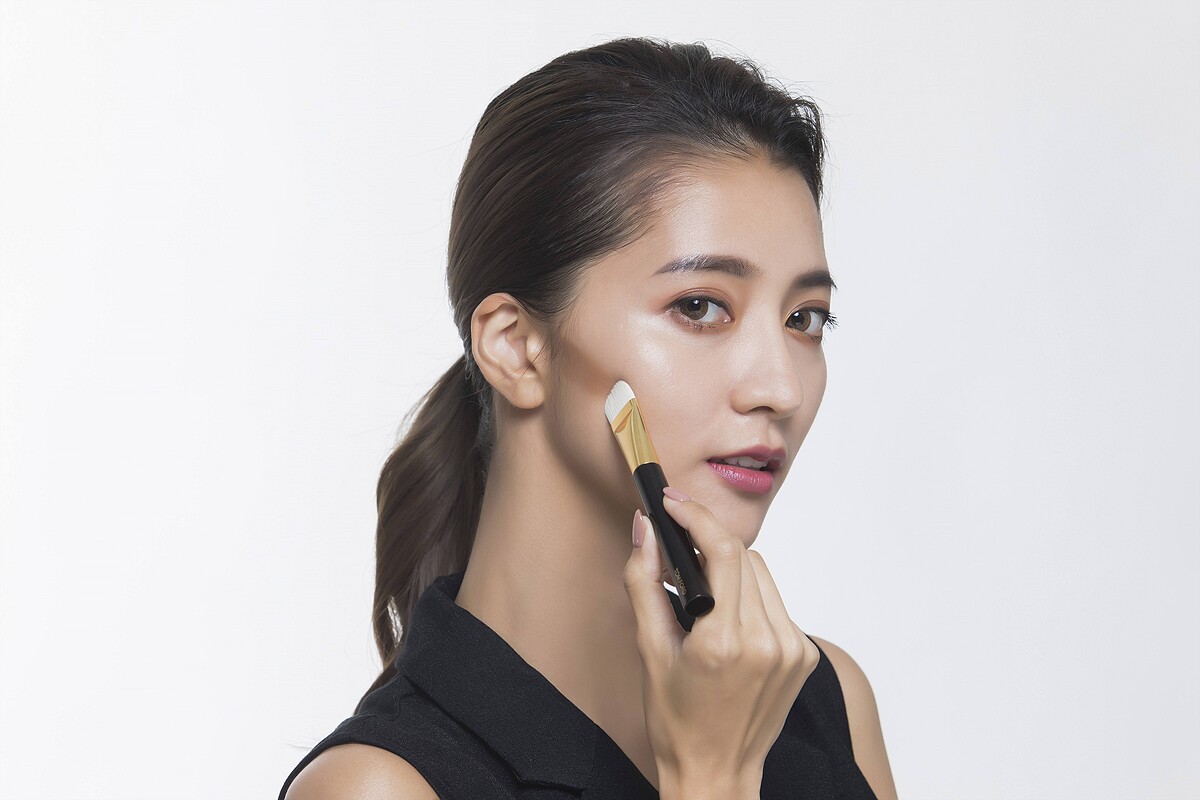 TOM FORD巨星光影修容盤 NT$2,850 / TOM FORD打亮刷 NT$3,000