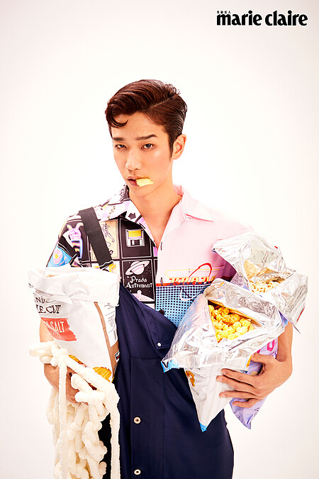 印花短袖襯衫，Prada；吊帶工作褲，Loewe。